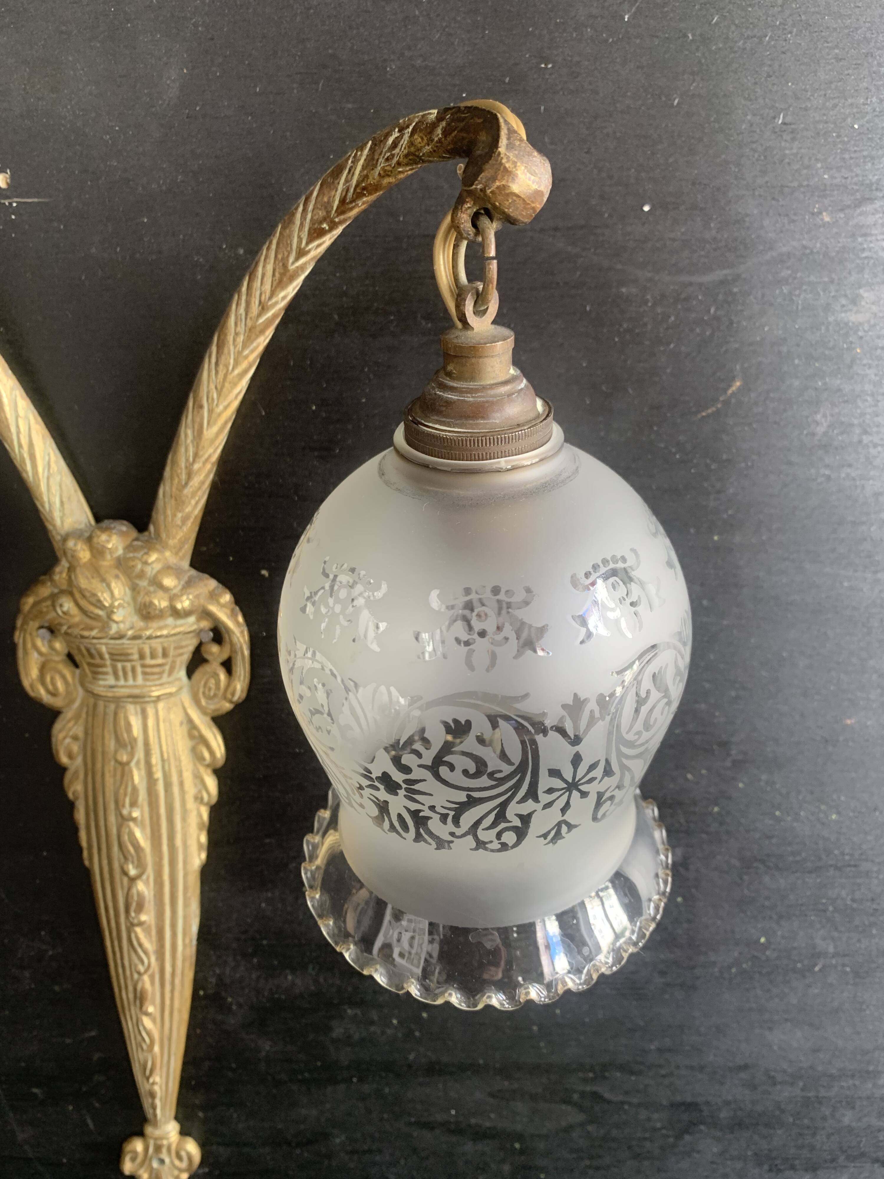 Art Deco double wall light in brass and glass tulips 1930