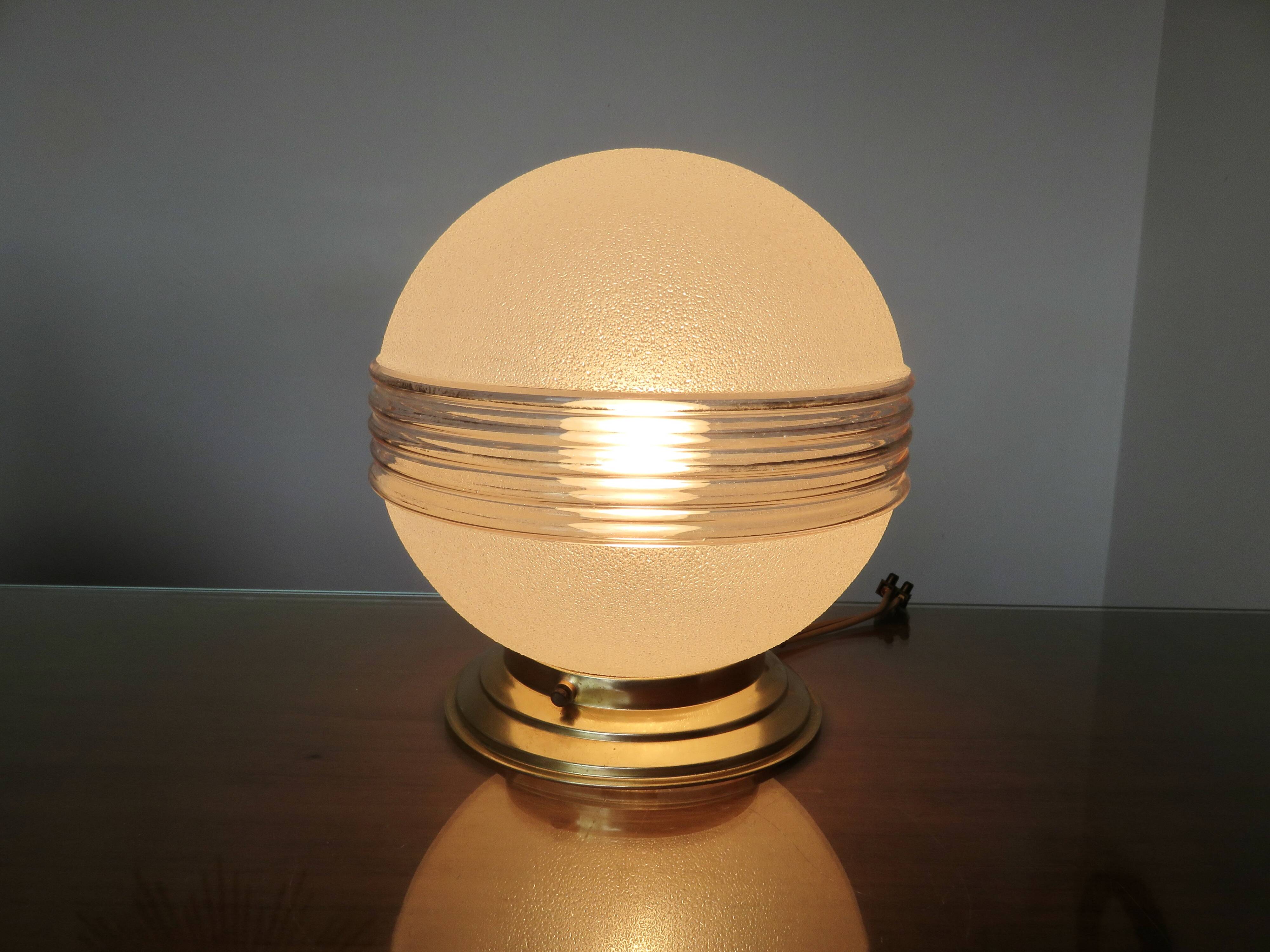 Plafonnier "globe" en verre granité rose,  liserés dorés, vers 1950 ou 1960
