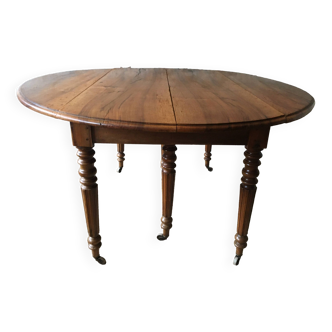 Round extendable cherry table