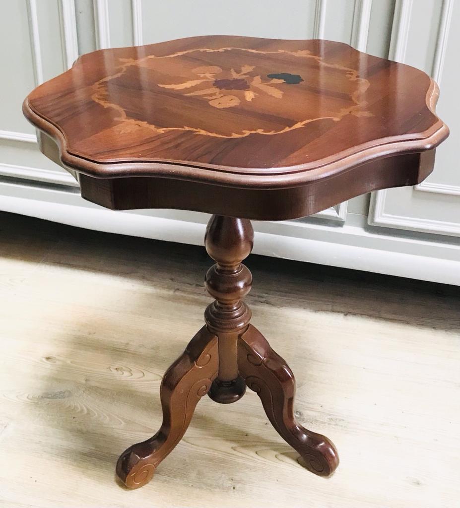 Pedestal table in cherry tree