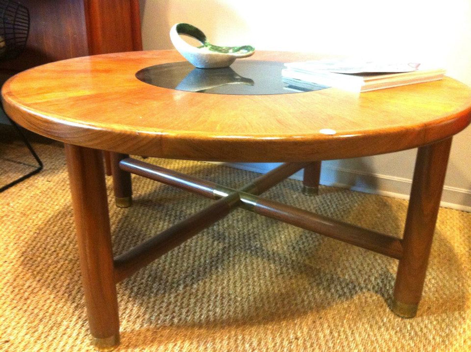 Round scandinavian coffee table