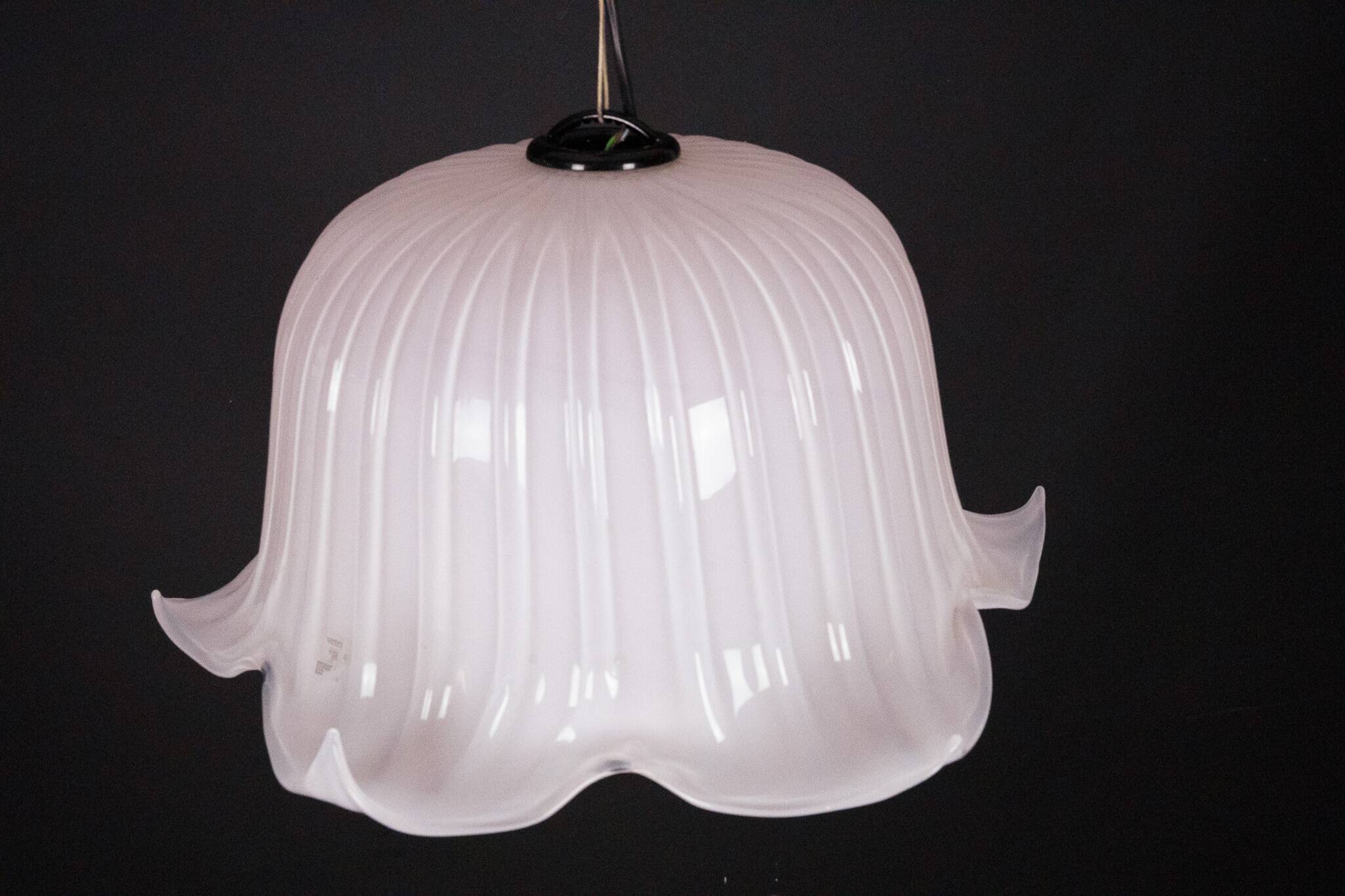 Large vintage flower-shaped chandelier in pink Murano glass, Italy 1980s.