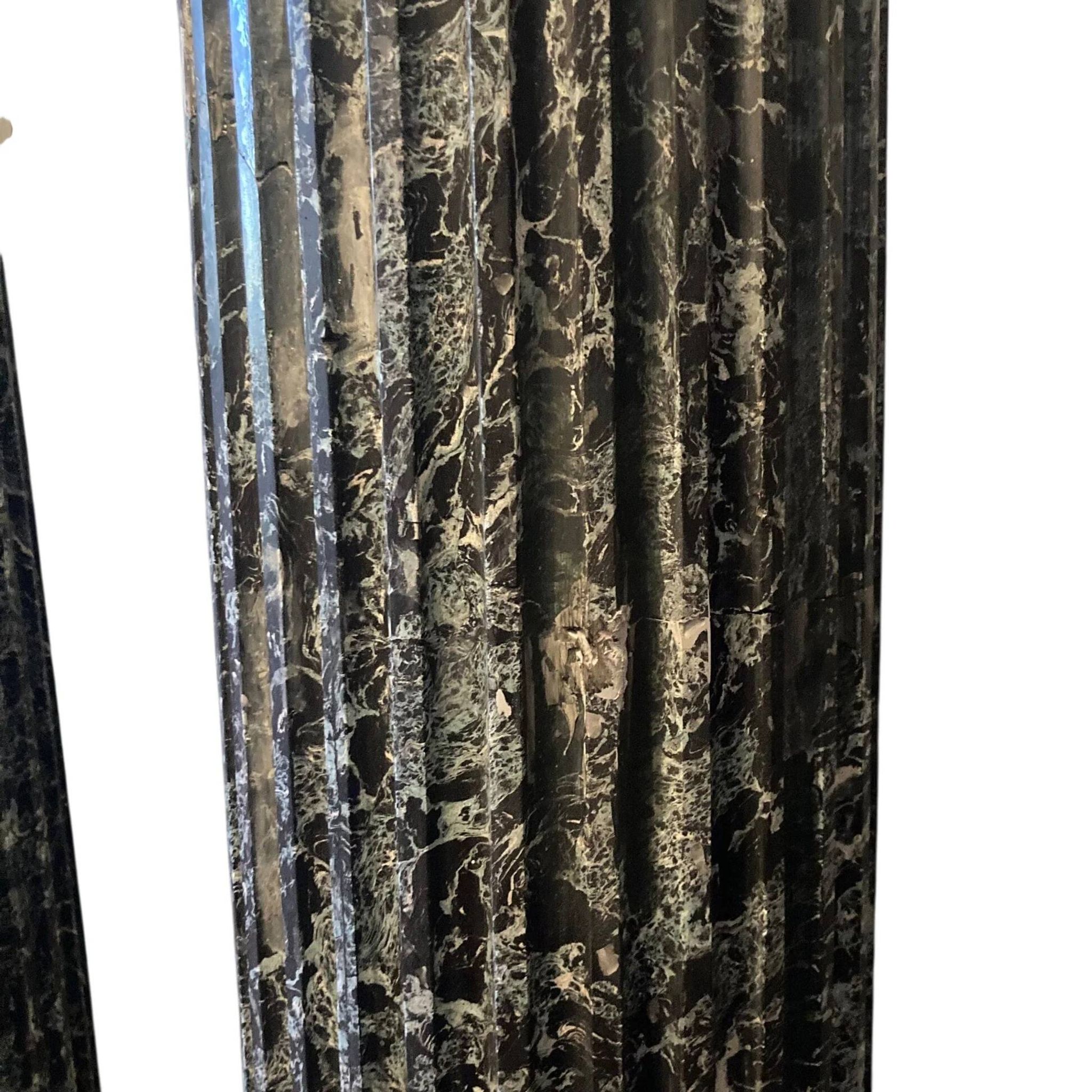 Paire de colonnes noires et vertes en scagliola 19e.