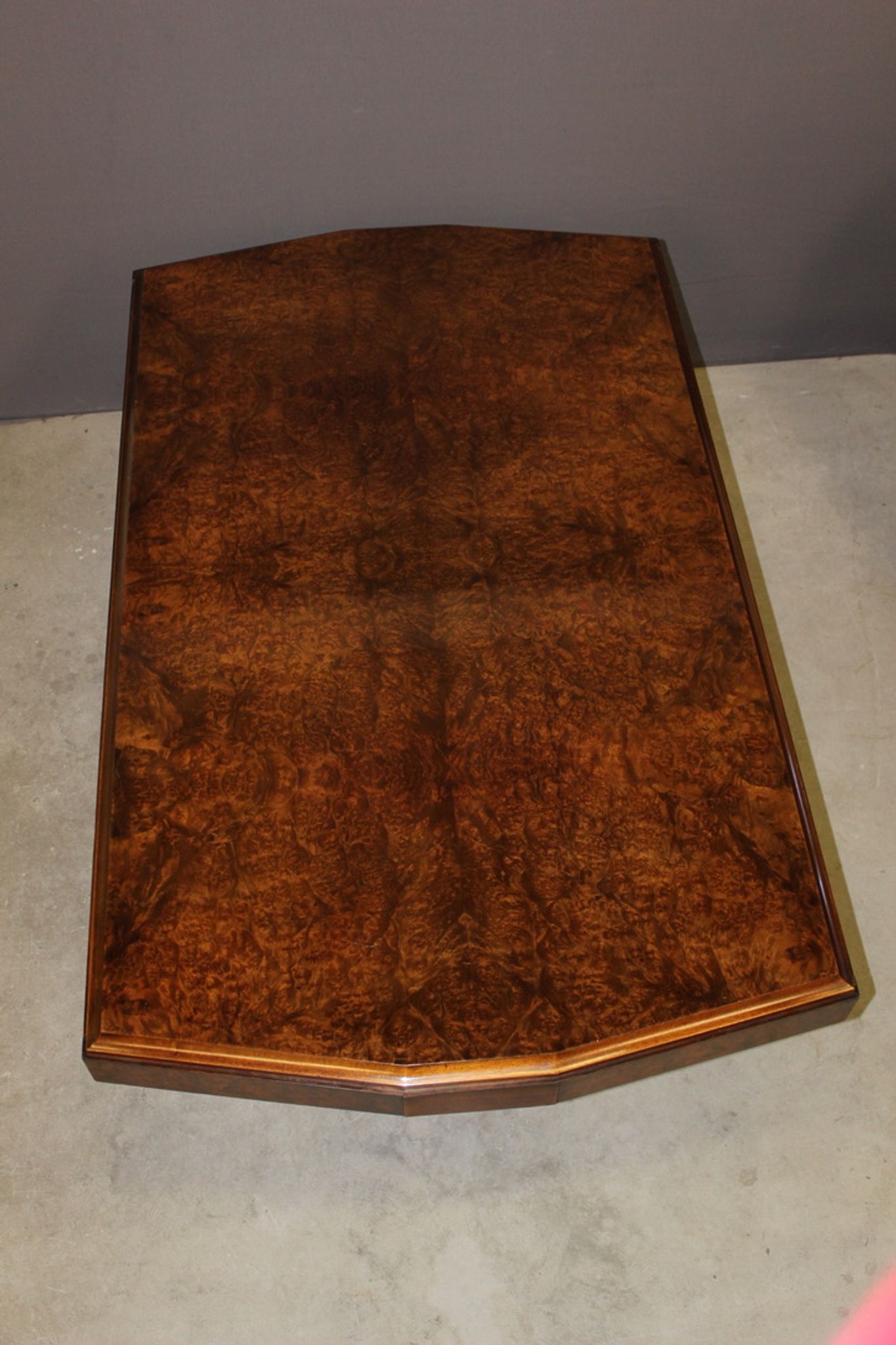 Table art déco en acajou et loupe d'orme vers 1930