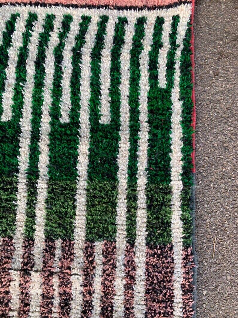 Beni Ourain Berber rug, handwoven in traditional style, size 200 x 300 cm.