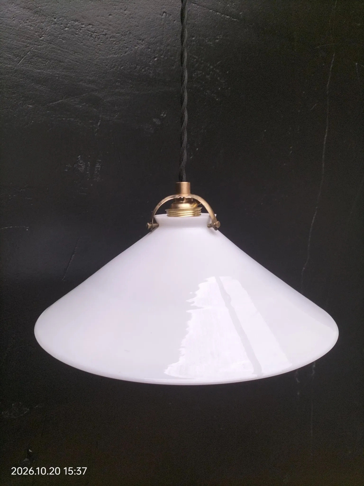 Opaline cone suspension