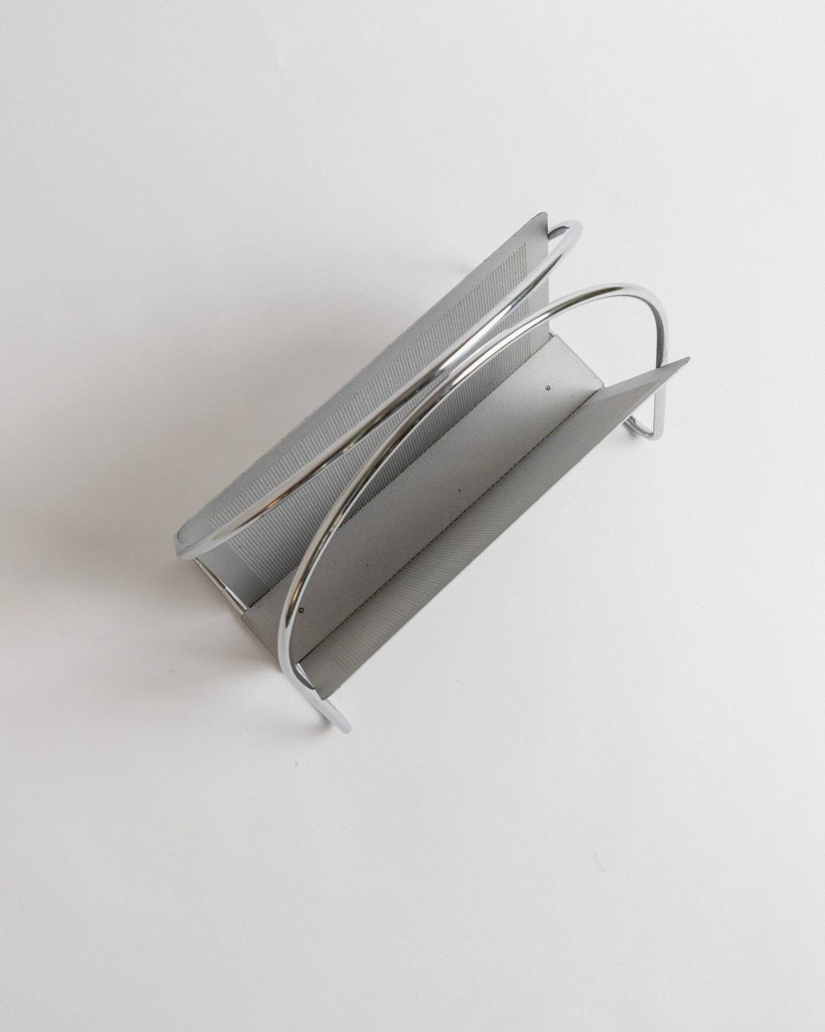 Porte-revues en métal chromé argenté vintage par Mascagni – design perforé, style futuriste, Italie années 1970