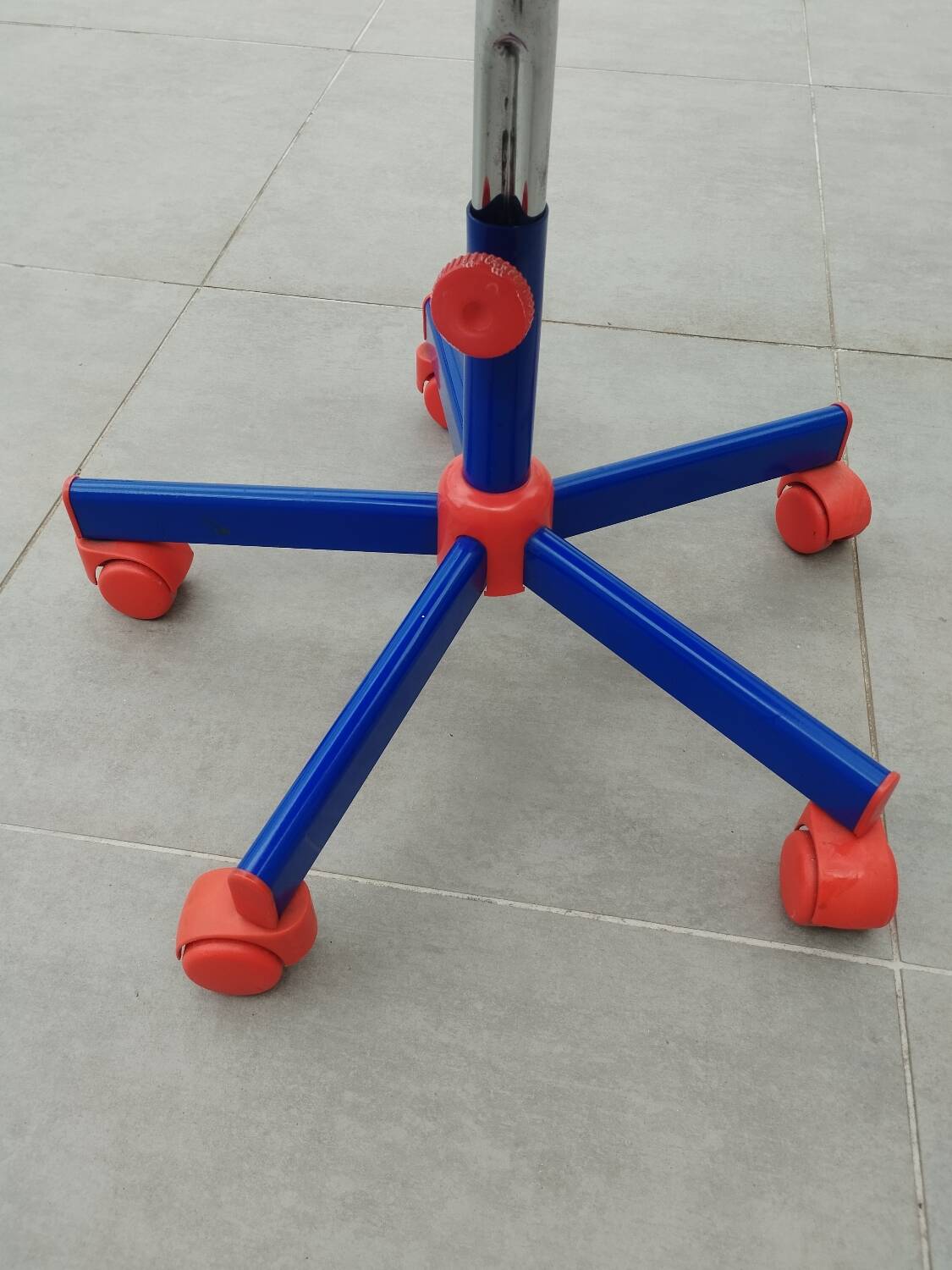 Vintage office chair, ikea design Memphis