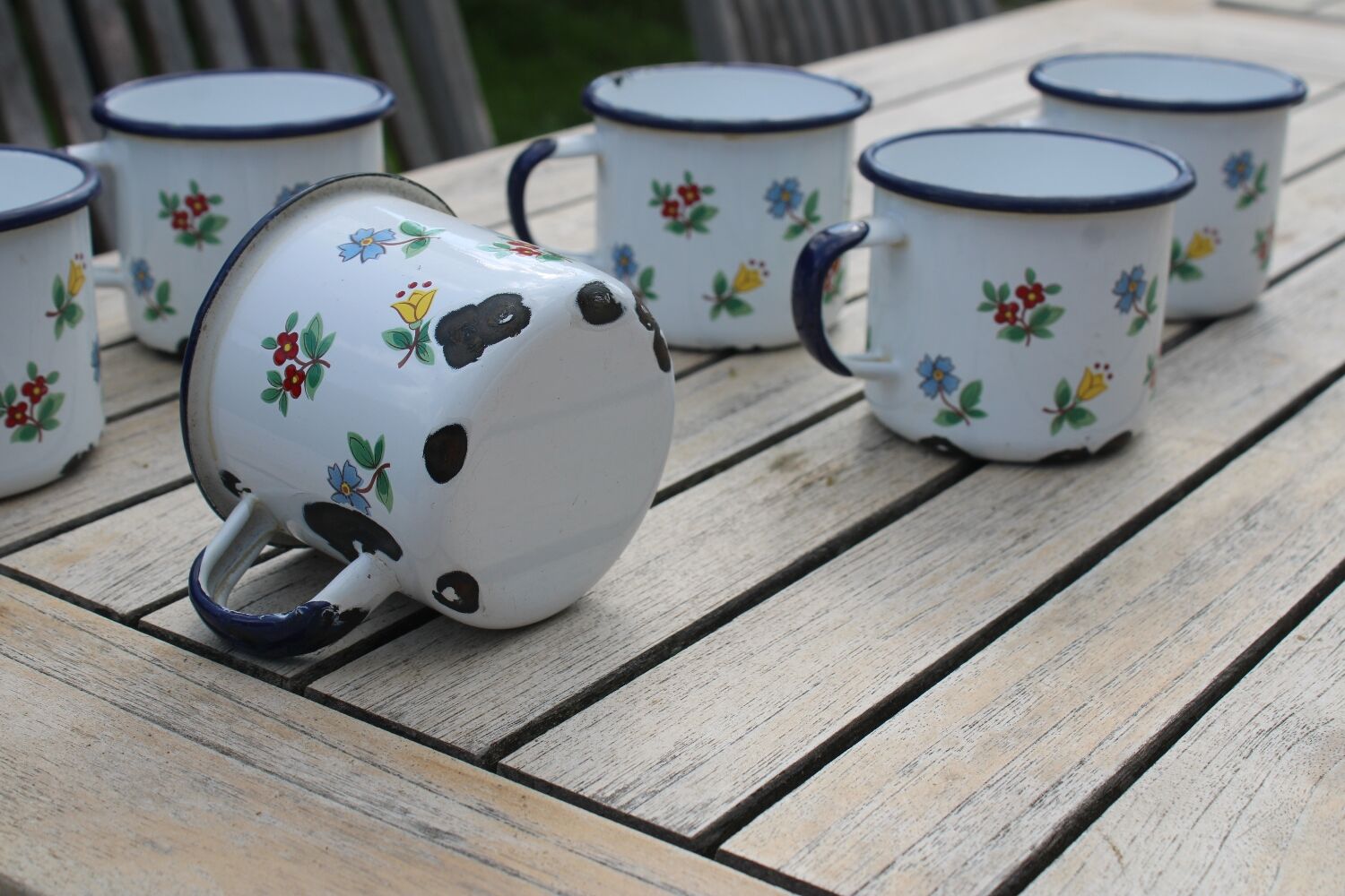 Enamelled sheet metal cups