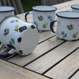 Tasses en tôle émaillée