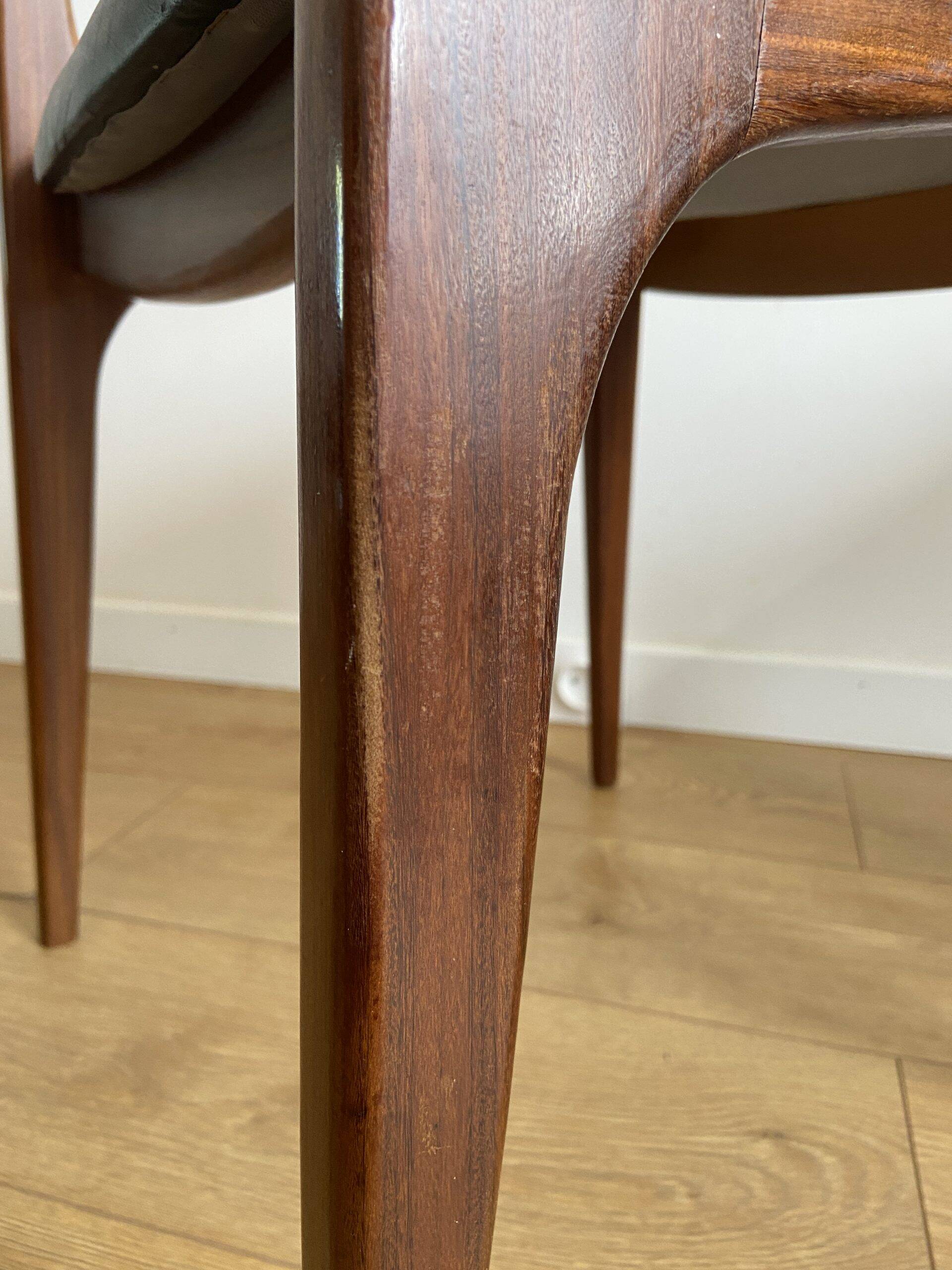 Chaise vintage bois et skaï noir