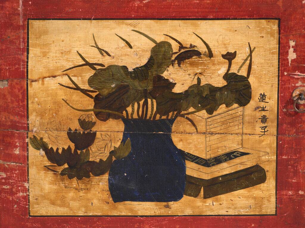 Buffet ancien en pin laqué à motifs peints de lotus – Chine, vers 1920