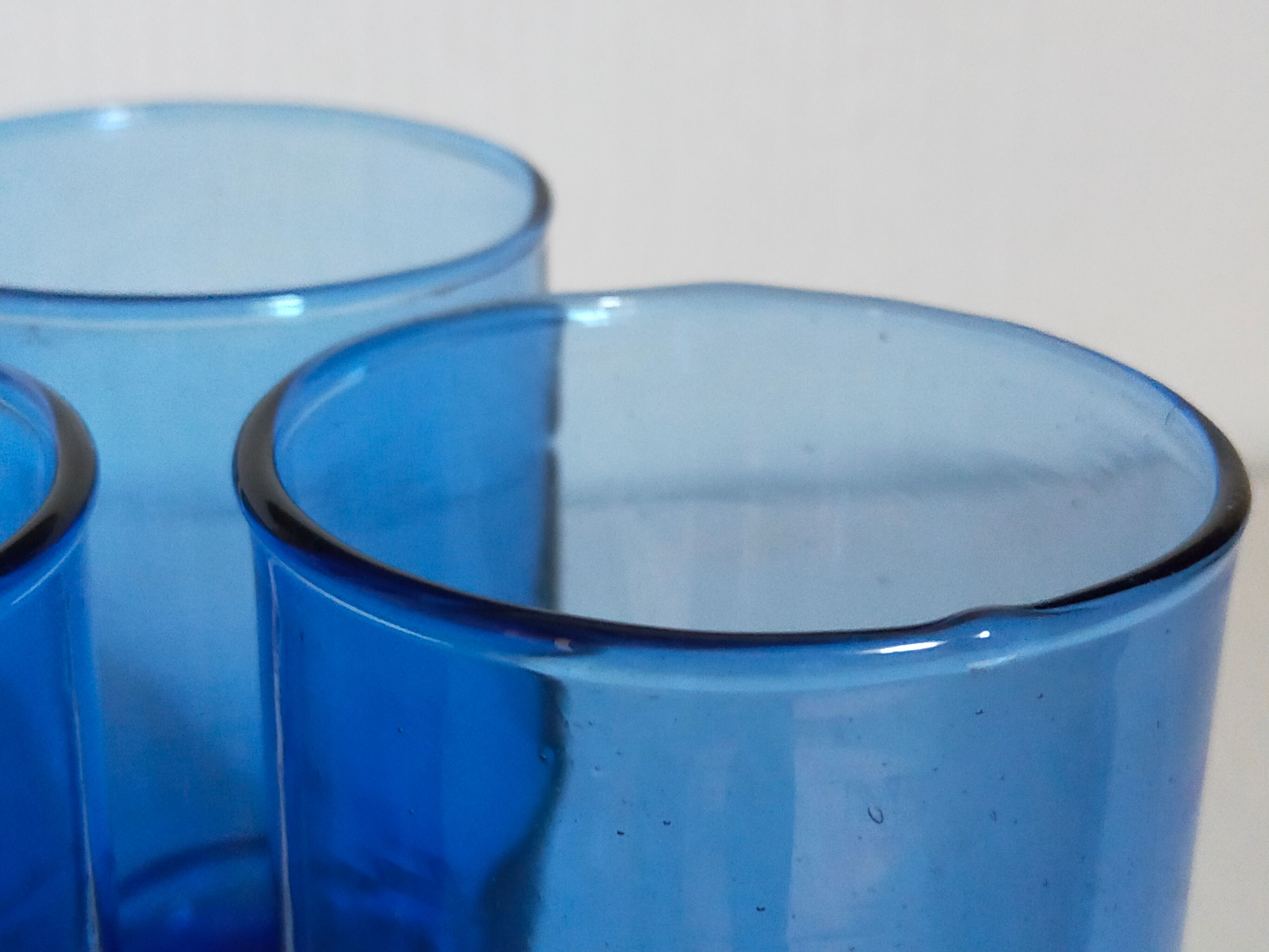 Cinq verres de verrier en verre soufflé vintages