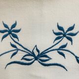 Drap brodé main fleurs et bande bleues  260X197