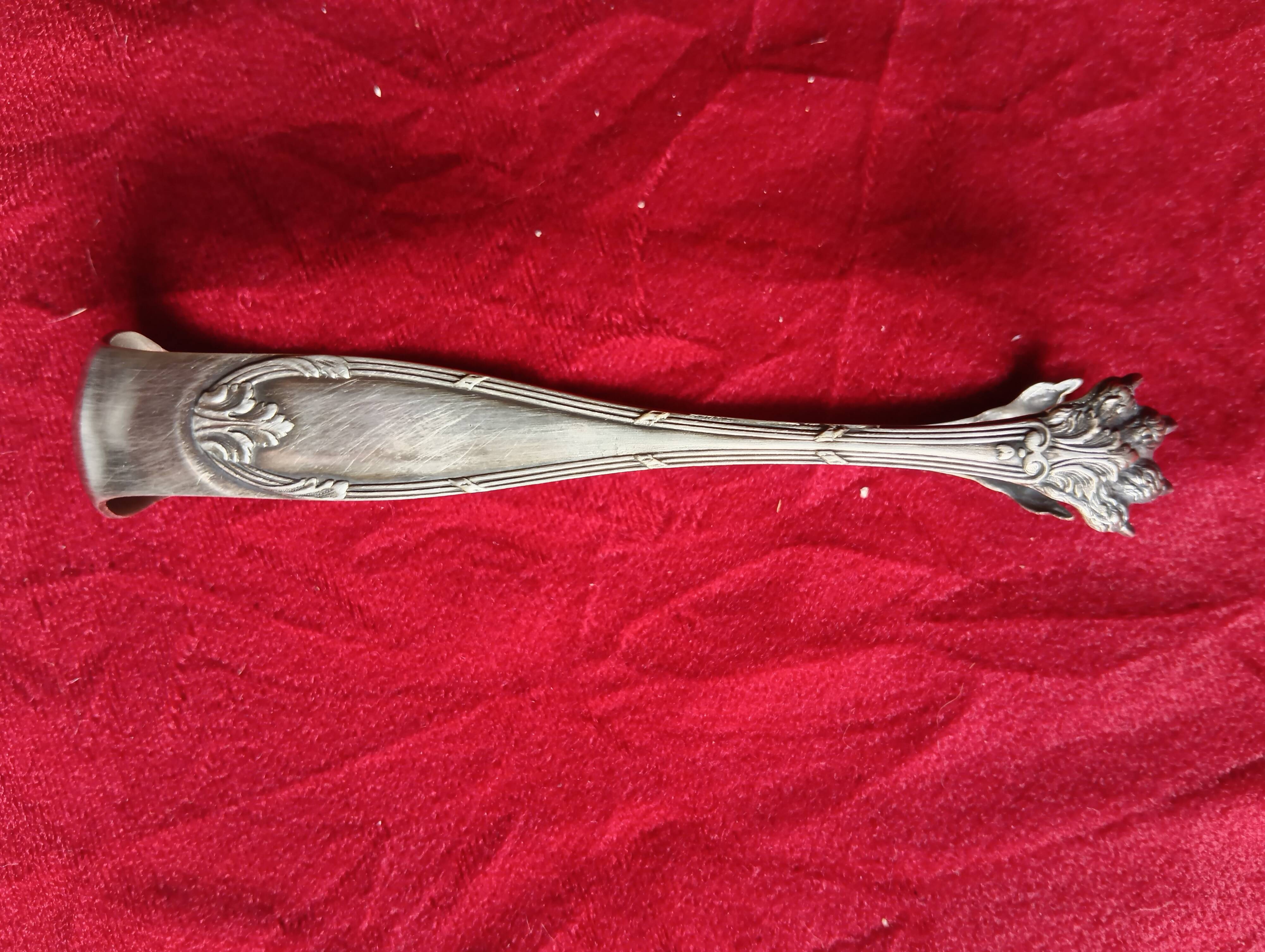 Silver-plated sugar tongs in louis xv style with lion claws.