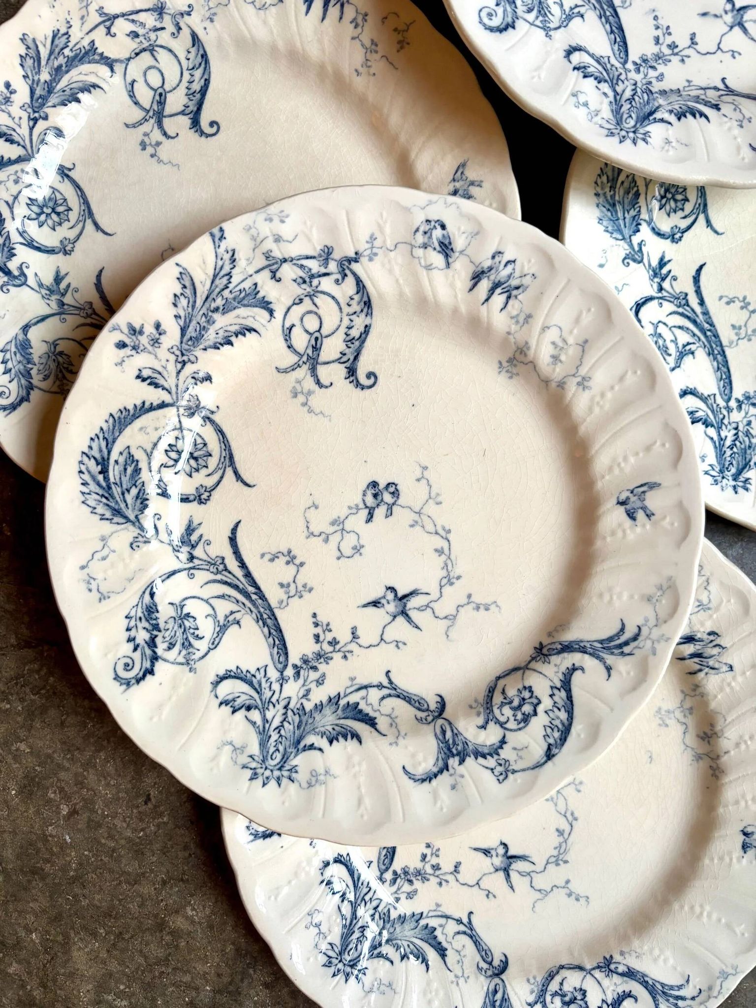 6 assiettes plates Gien en terre de fer, service "Rinceaux" n°1