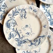 6 assiettes plates Gien en terre de fer, service "Rinceaux" n°1