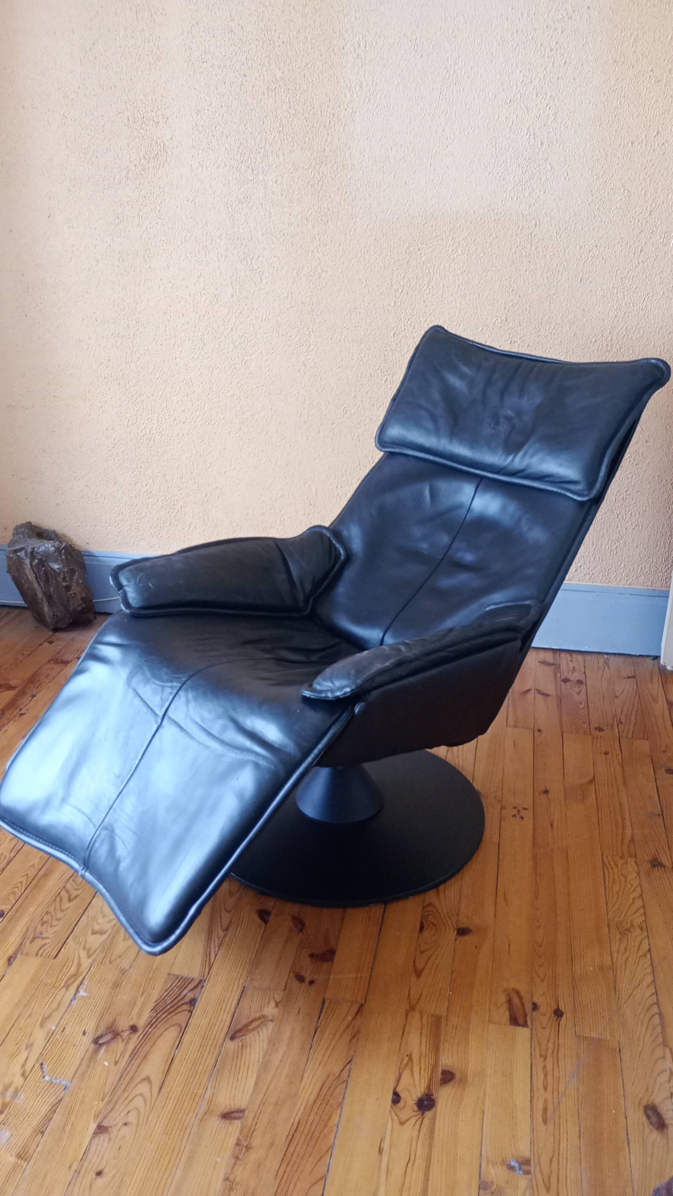 Armchair by designer Hjellegjerde. Contura Zero Gravity model for Modi.