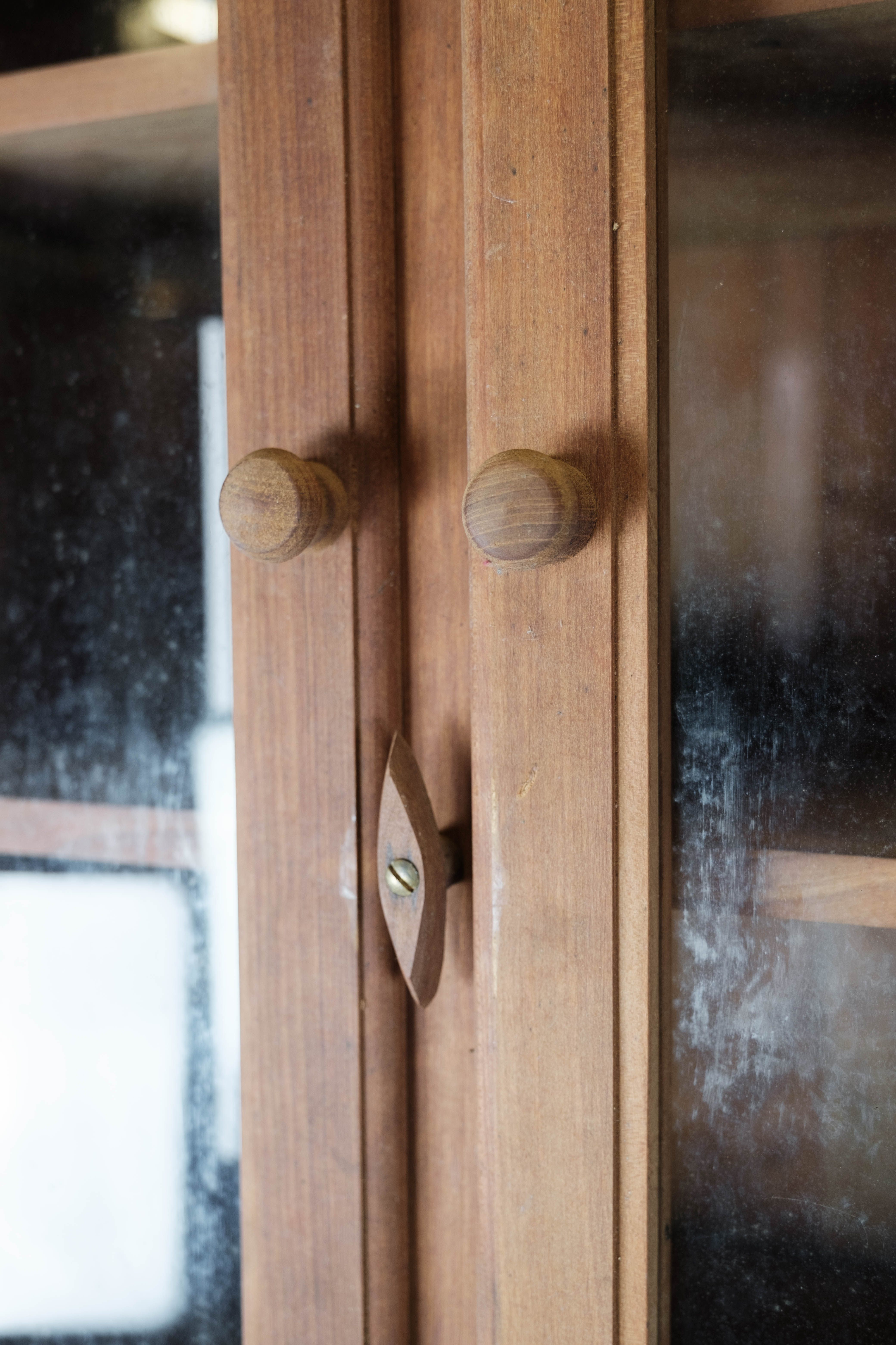 Armoire en verre en bois clair, années 1940