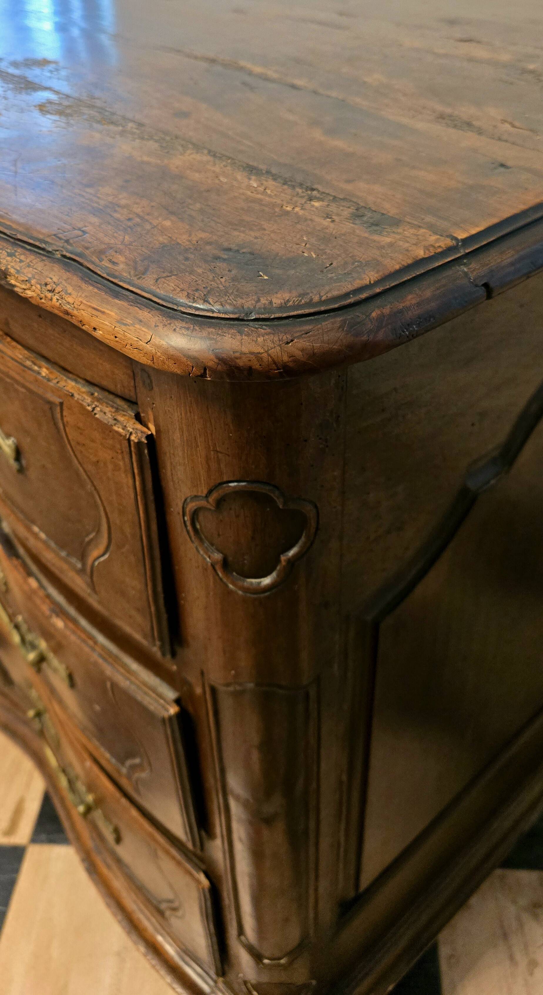 Crossbow chest of drawers in solid walnut, Louis XIV period – early 18th century