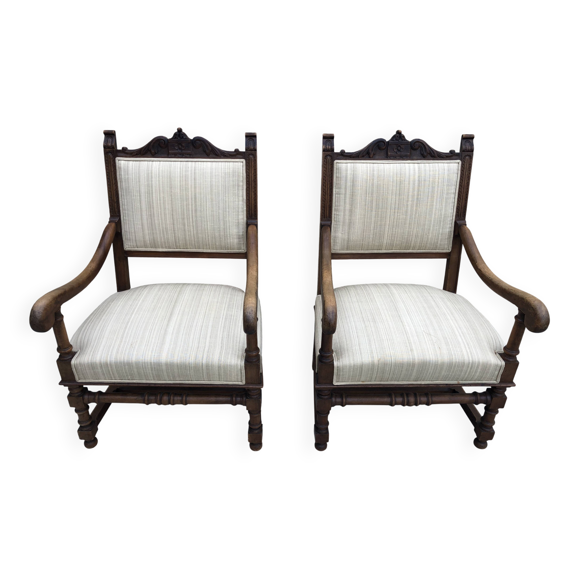Set of 2 family armchairs, in walnut, in classic style. Late 17th century.