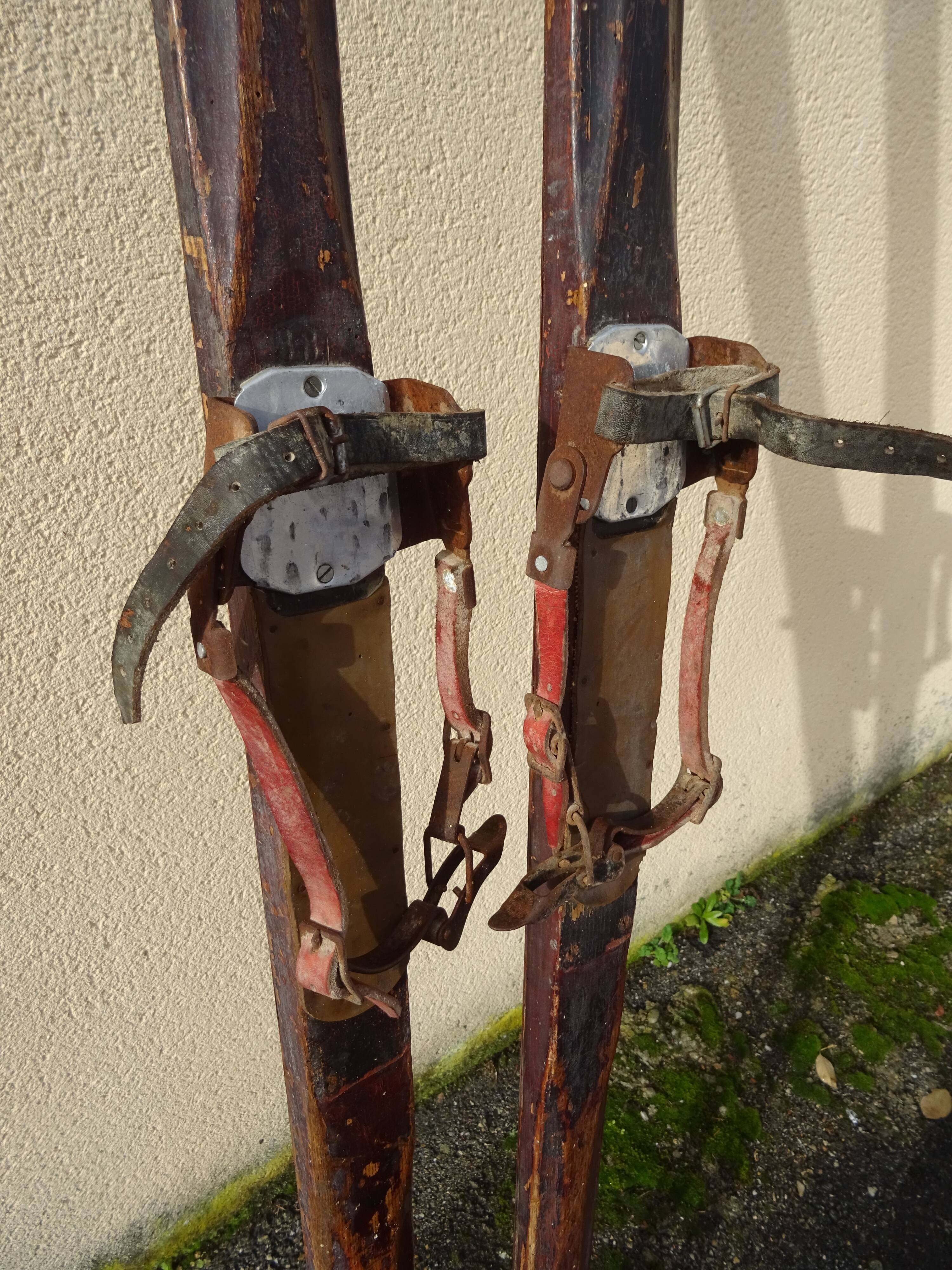 Ancienne paire de skis en bois l'Alpestre