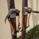 Ancienne paire de skis en bois l'Alpestre