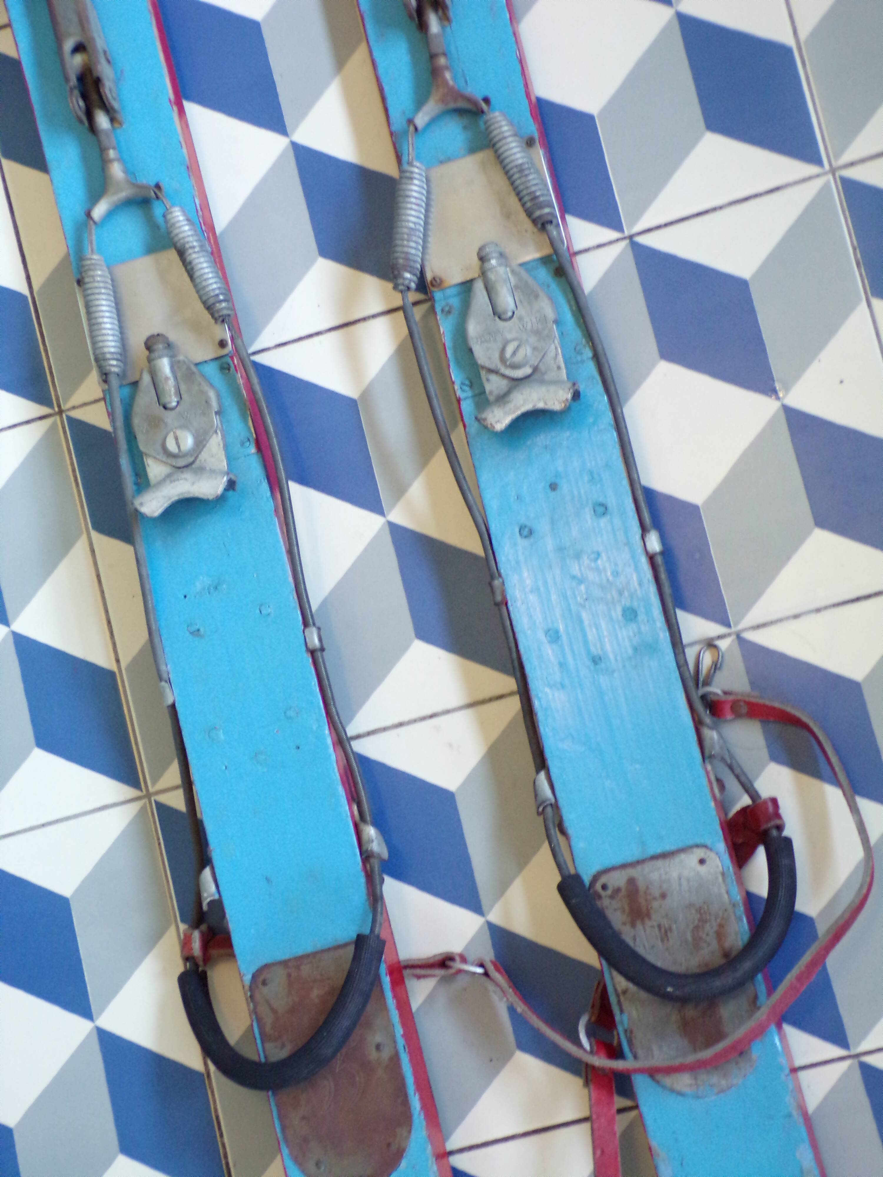 Pair of vintage skis and poles L=198cm