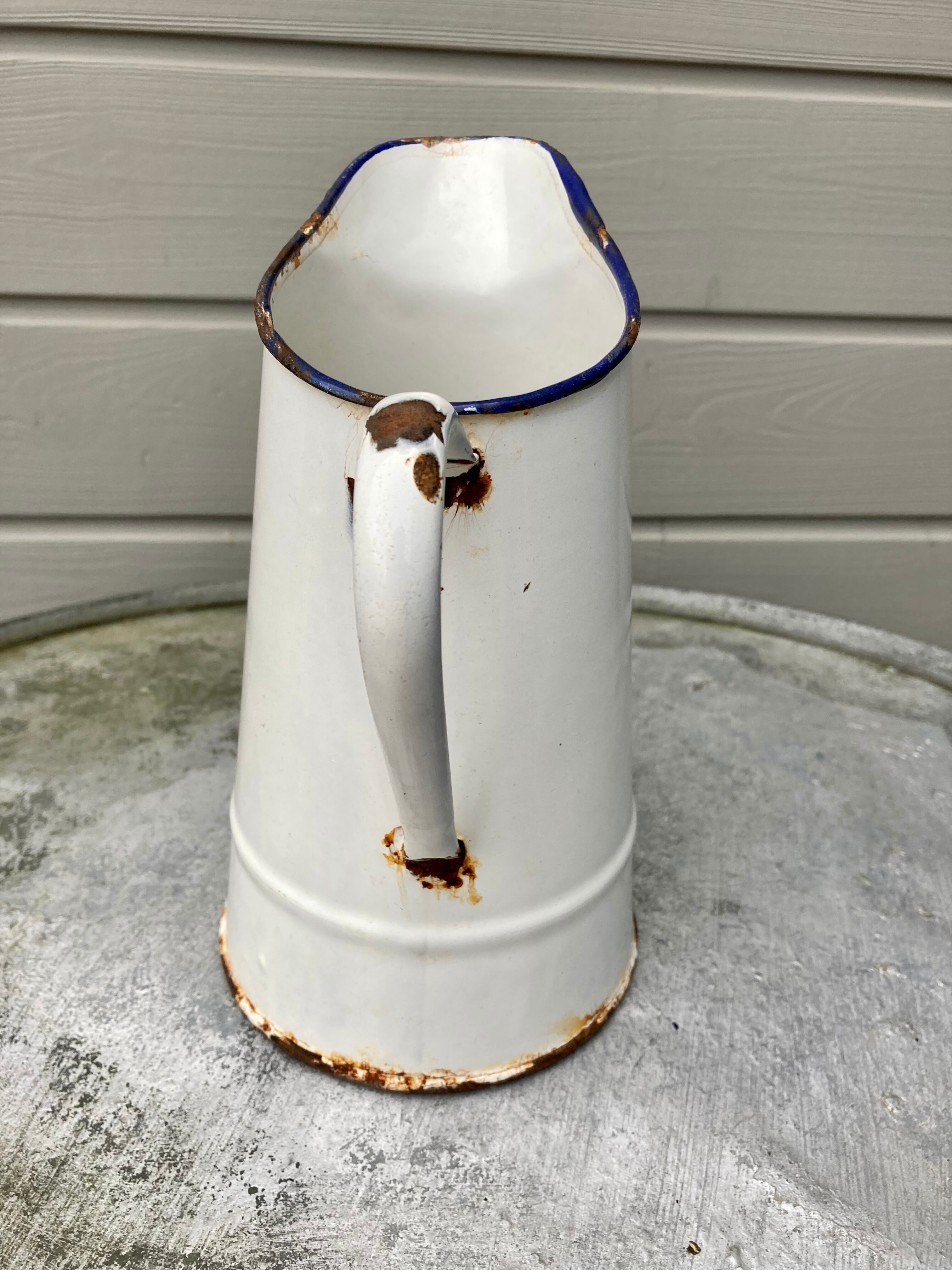 Pichet blanc tôle émaillée