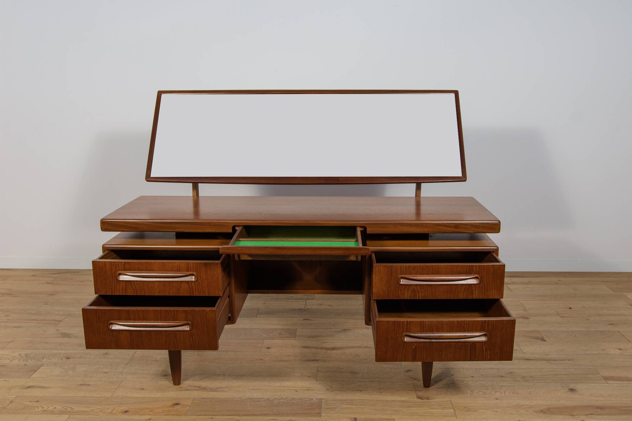 Coiffeuse du milieu du siècle par Victor Wilkins pour G-Plan, Royaume-Uni, 19