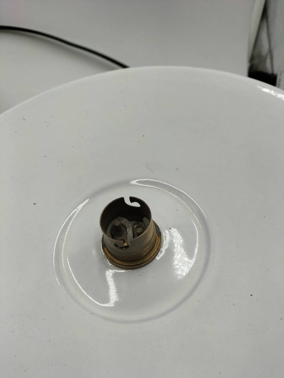 Suspensions in enamelled sheets