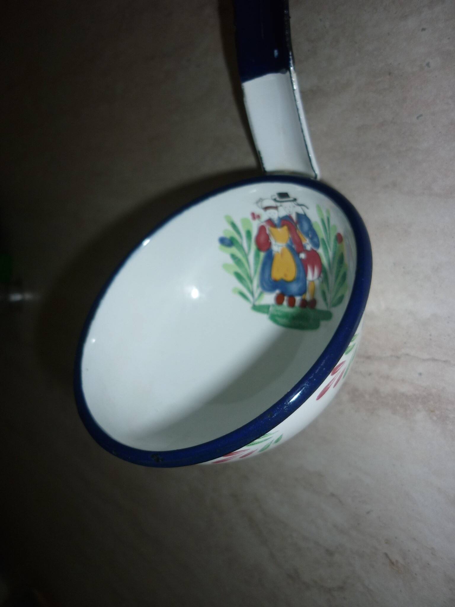 Louche en tôle émaillée