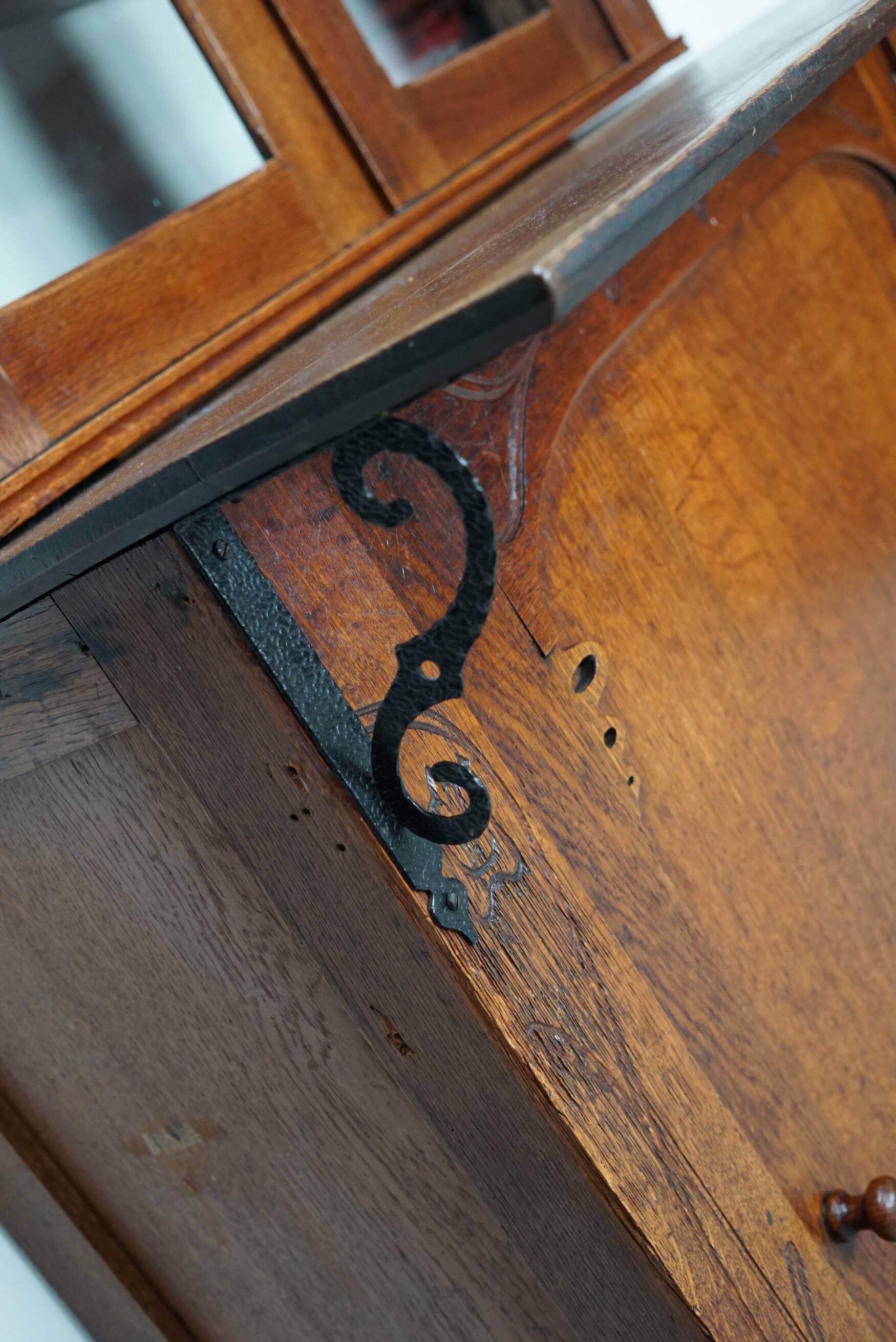 Paire d'armoires / vitrines d'apothicaire en chêne hollandais antiques Art Nouveau vers 1904