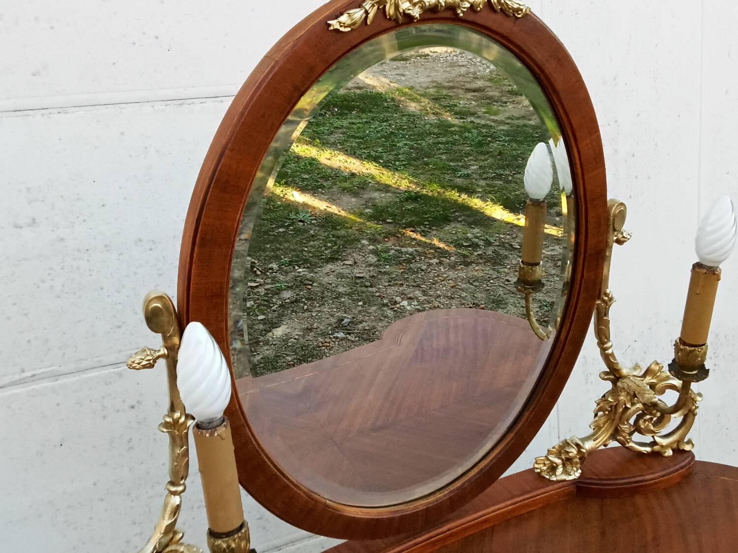 Kidney dressing table
