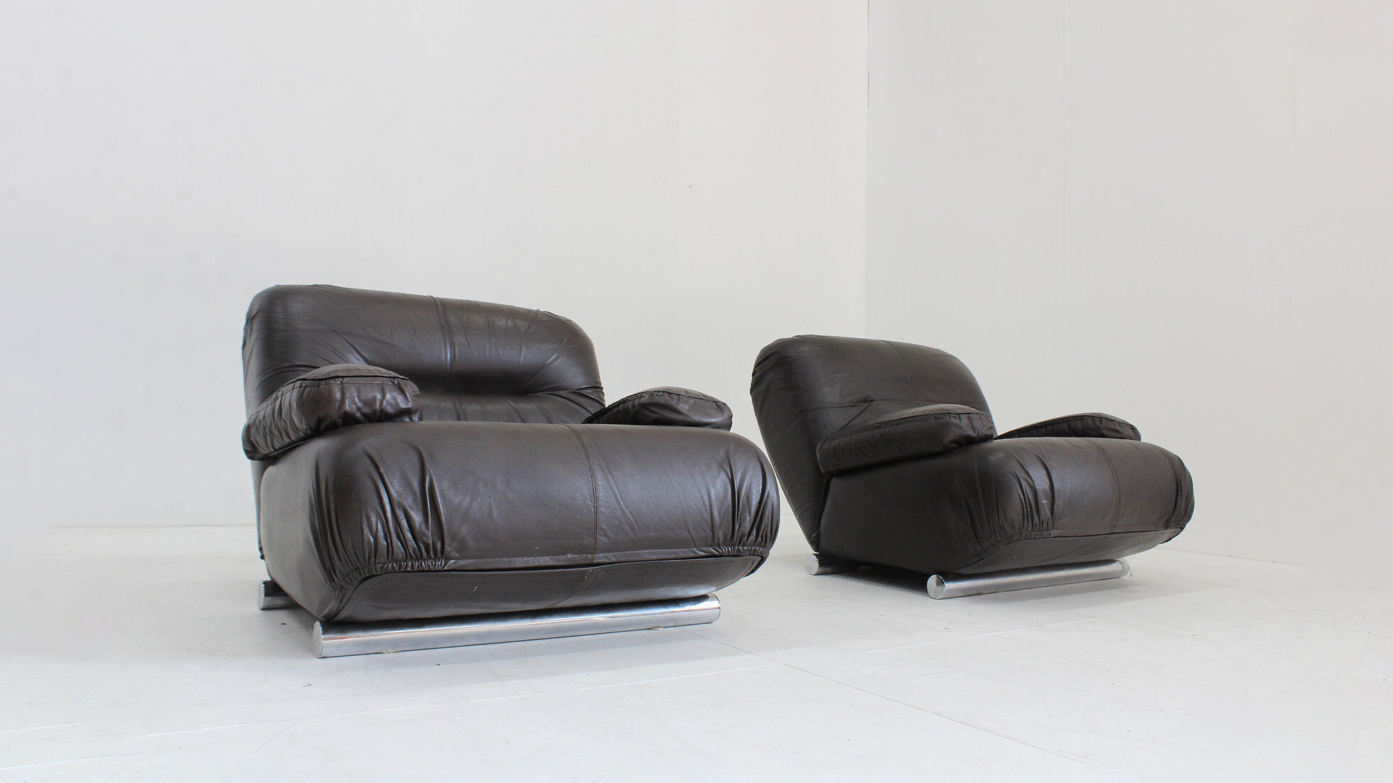 Giuseppe Munari lounge chairs brown leather 1970s, Italy, set of 2