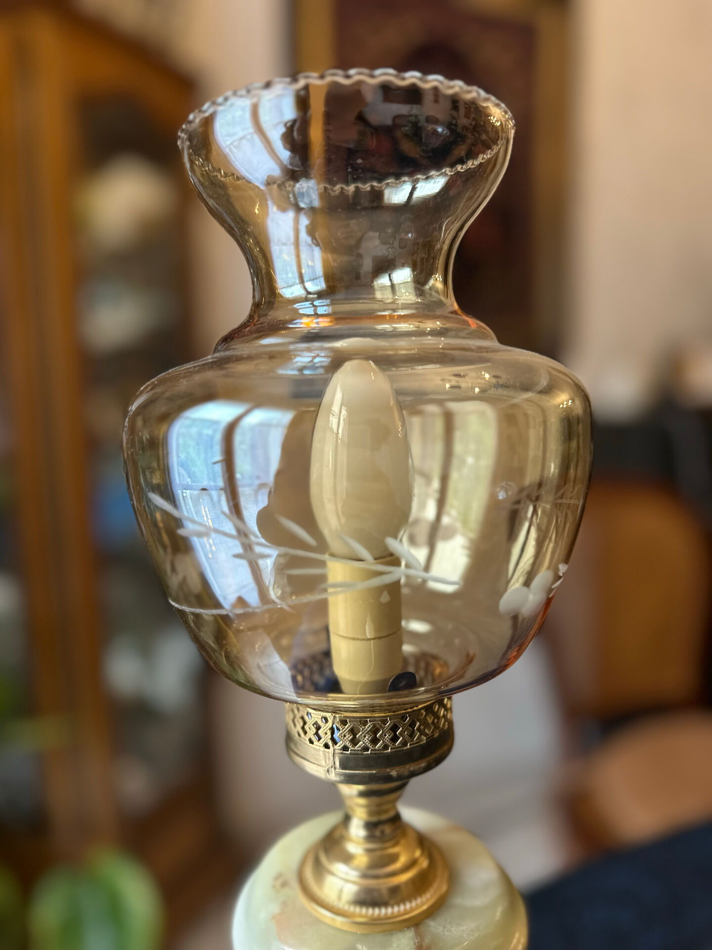Vintage desk lamp in onyx and brass, oil lamp style.