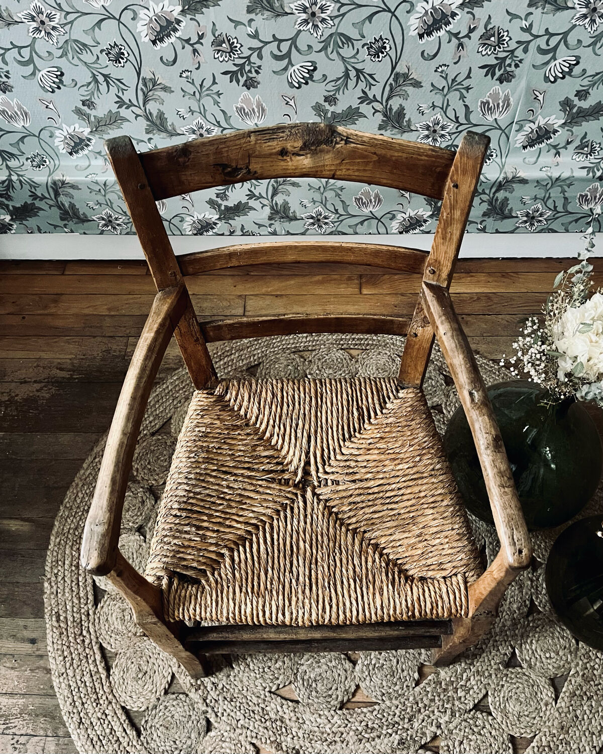 Fauteuil vintage en bois et assise paillée