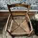 Fauteuil vintage en bois et assise paillée