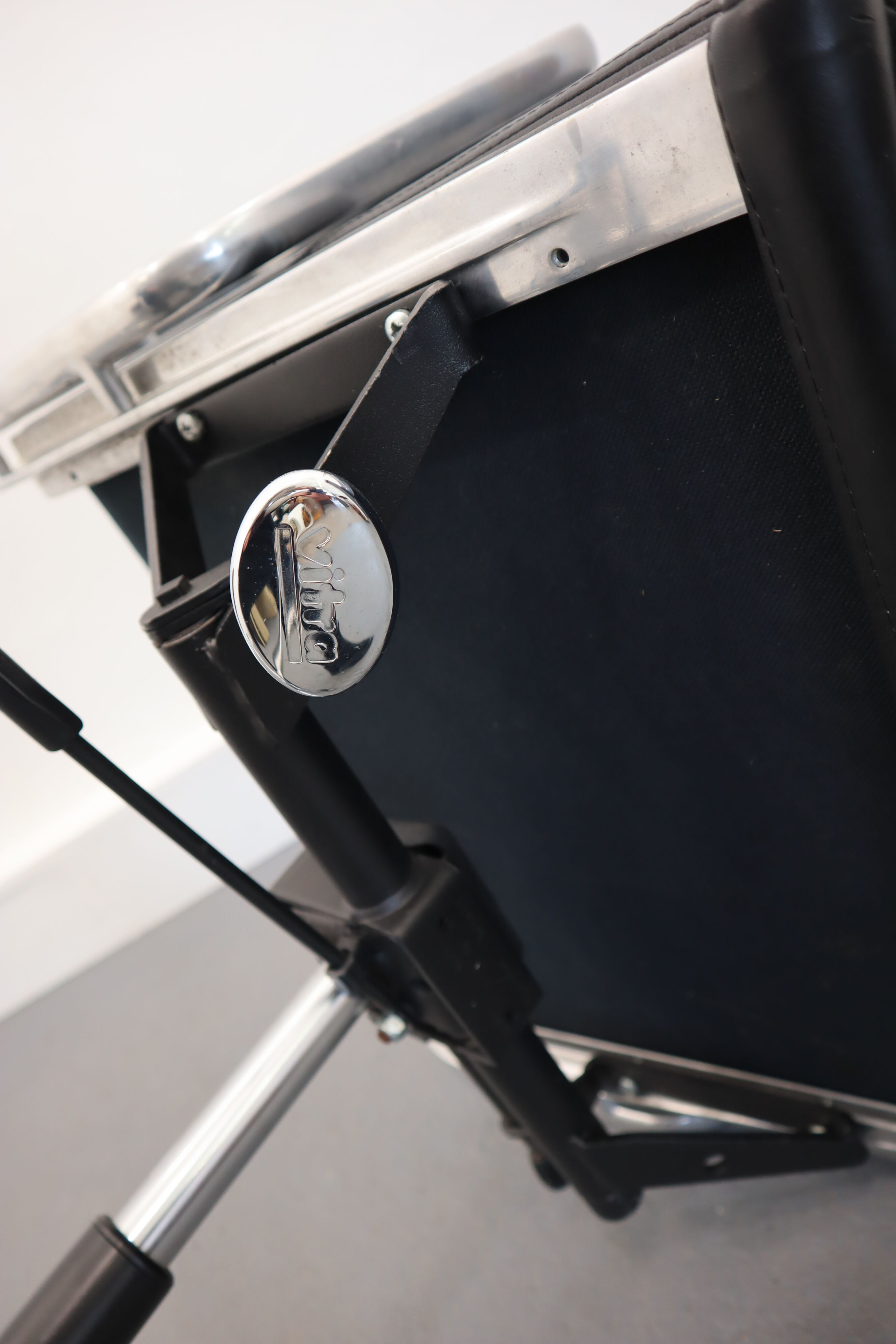 EA 219 swivel armchair by Charles & Ray Eames for Vitra, 1978