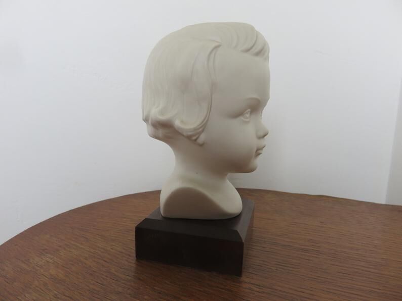 Bust " child in plaster