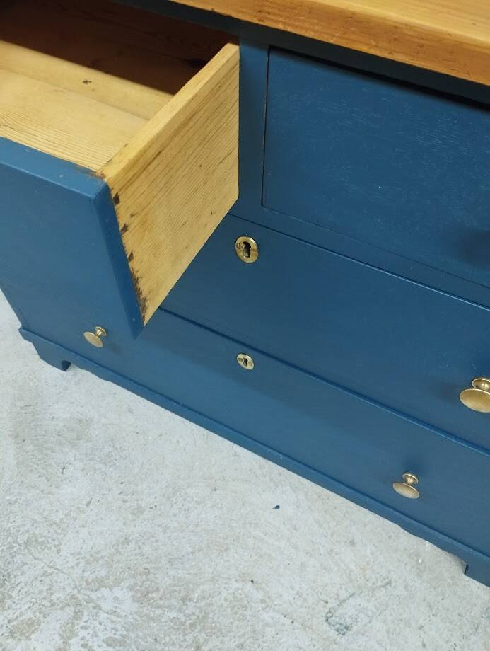 Chest of drawers