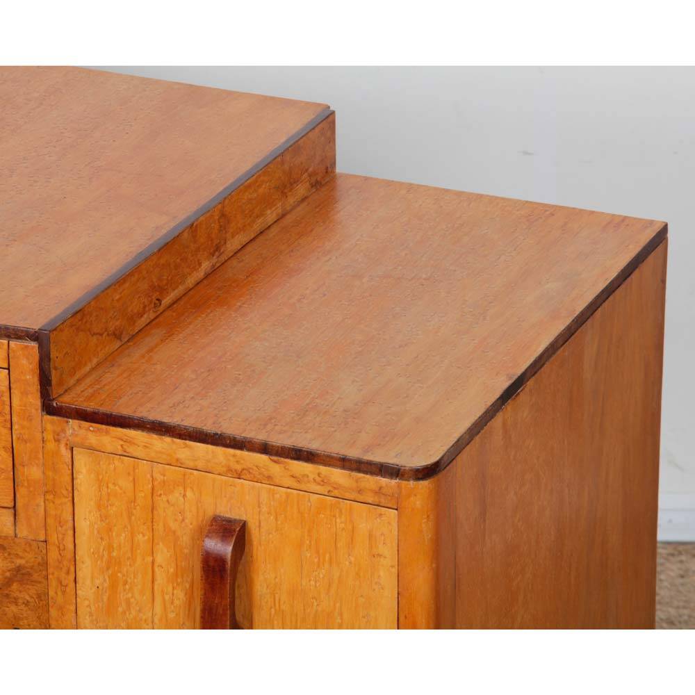 Bureau/dressing table made of burl wood from the 1930s.