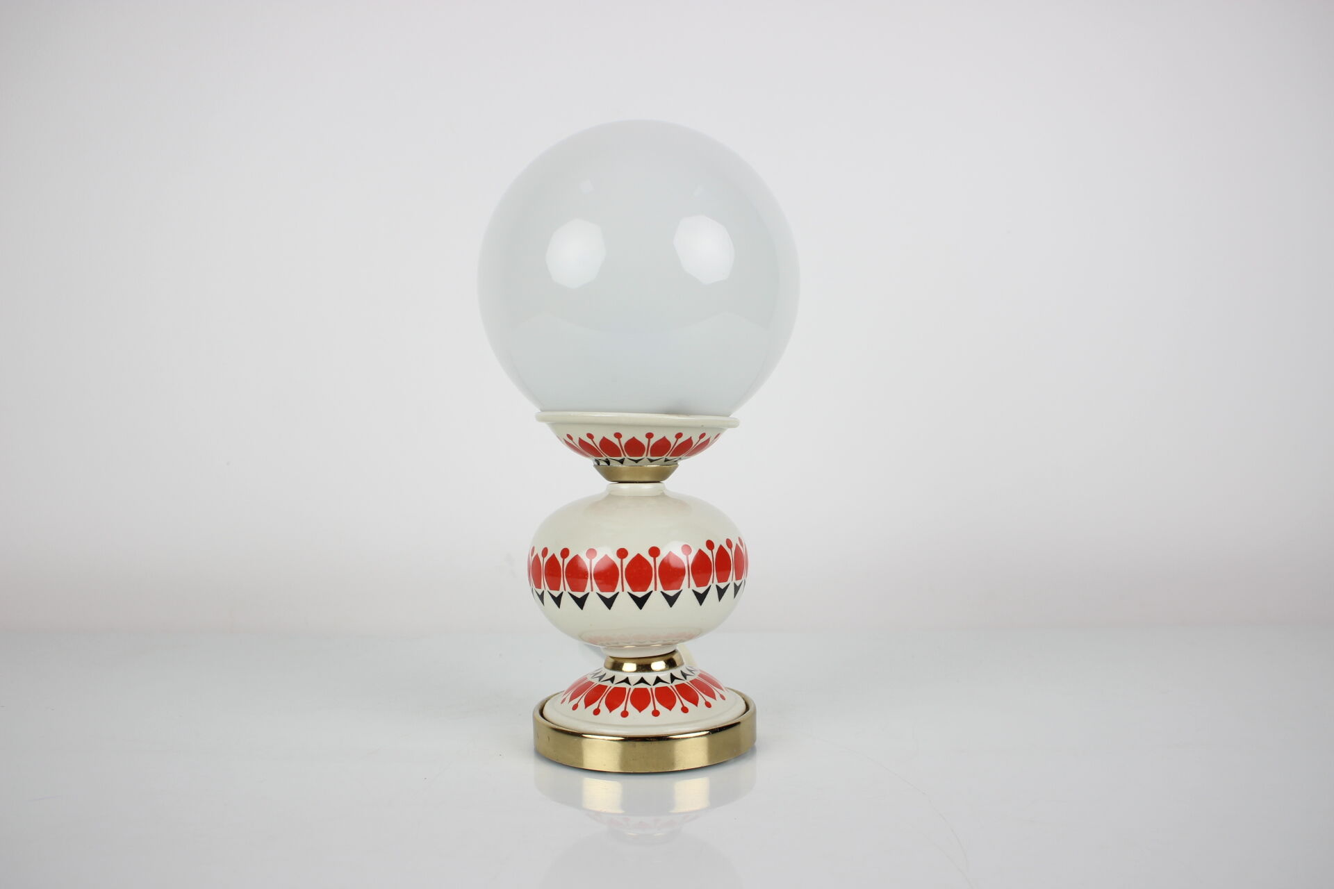 Lampe de table en porcelaine du milieu du siècle, années 1960.