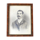 Photographie encadrée portrait homme moustachu années 20