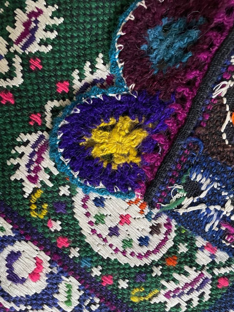 Romanian floral rug with pigeons handwoven in wool