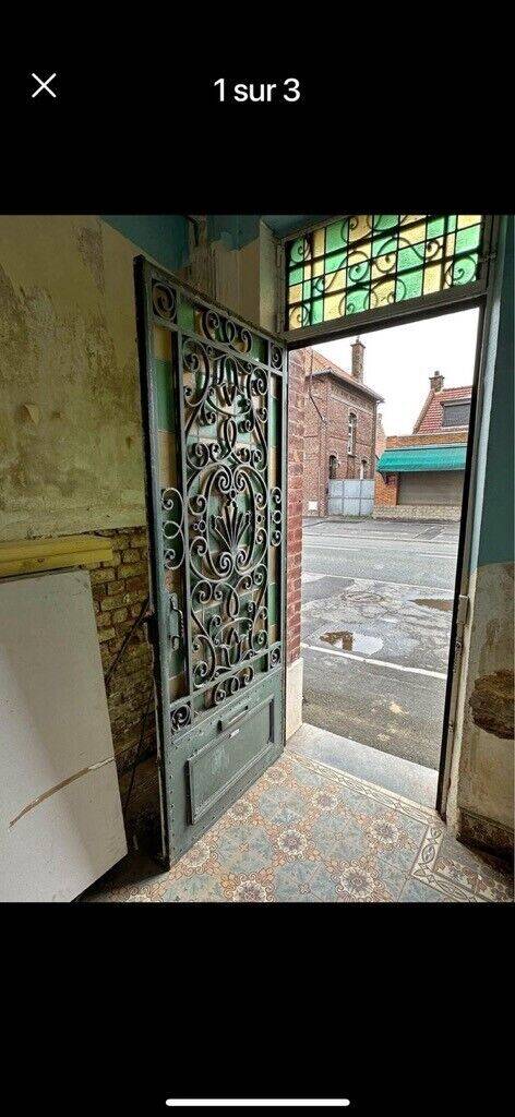 porte d'entrée en fer forgé avec des vitraux