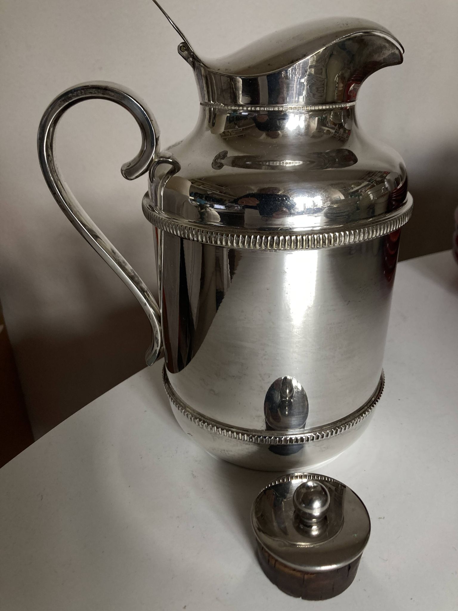 Isothermal salon jug Italy in silver-plated metal, neo-classical 1970.