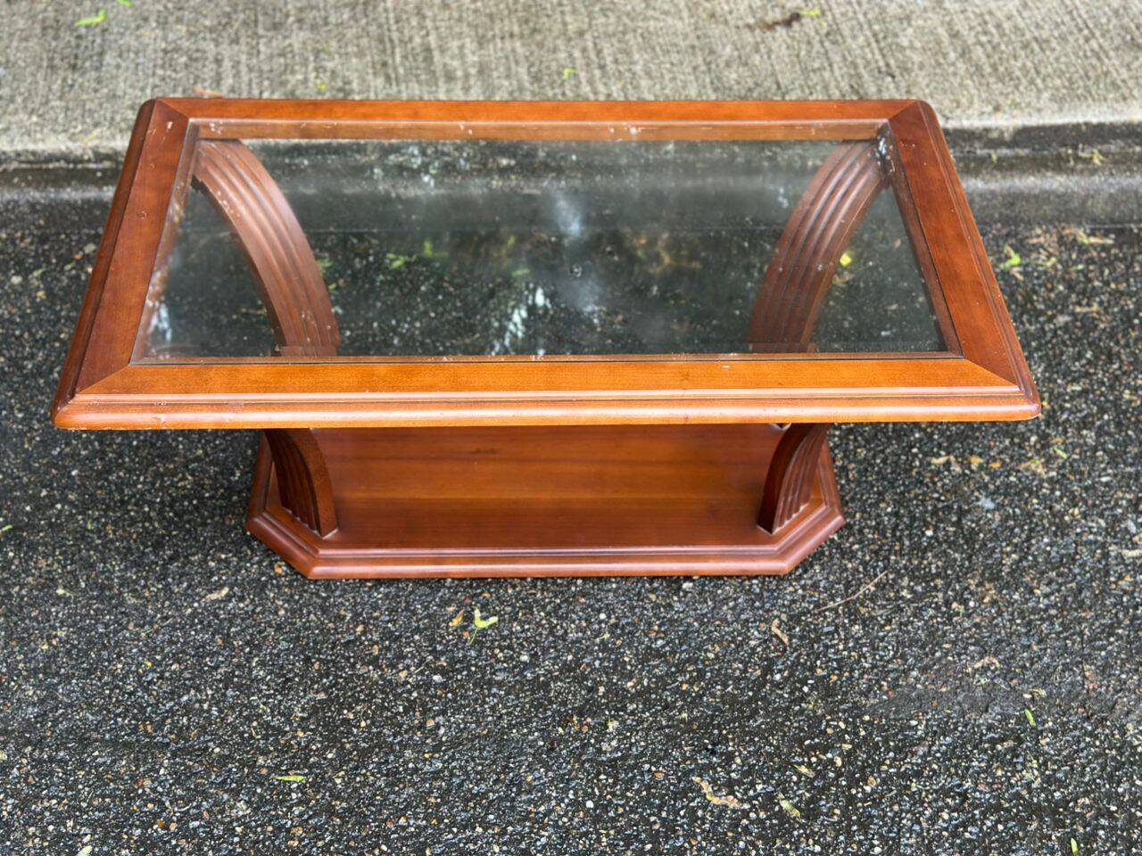 Table basse vintage en bois massif et verre