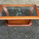 Table basse vintage en bois massif et verre