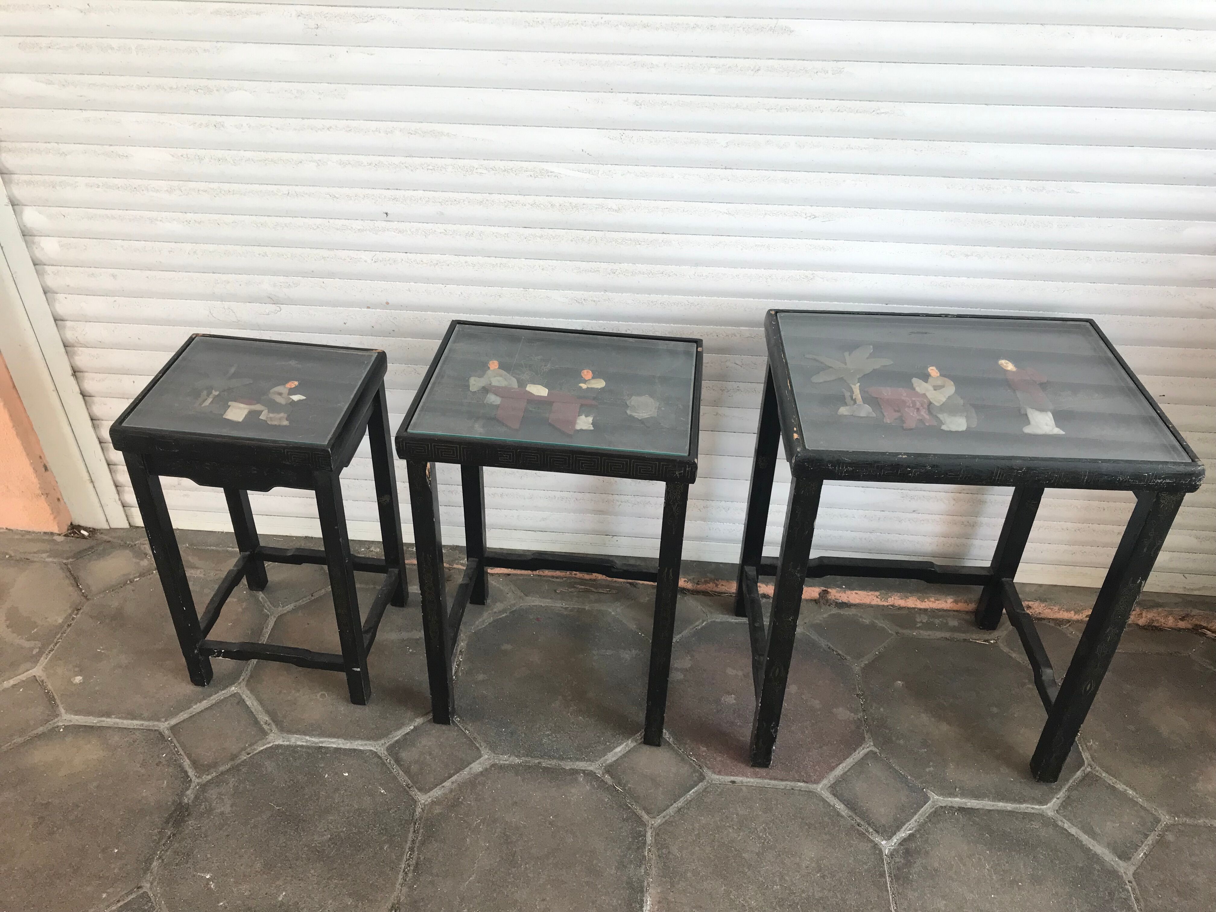 Tables gigognes chinoises en bois laqué incrustations de pierres dures années 60